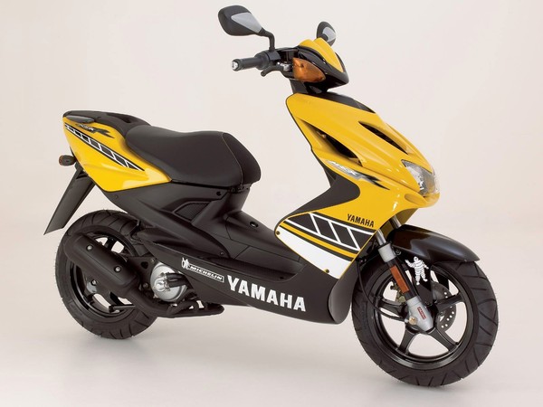 Żarówki ksenonowe BA20D do YAMAHA YQ 50 R). Zastępuje żółte żarówki