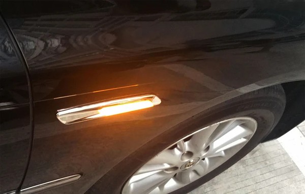 Répétiteurs latéraux LED Défilants BMW Série E81, E82, E87, E88, E90, E91, E92, E93, E60 et E61- chromée / Claire