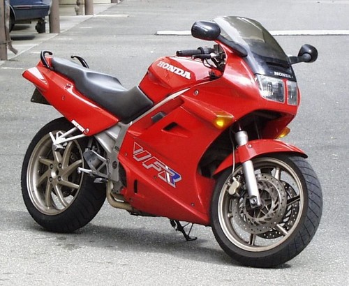 VFR 750 F (RC36B)